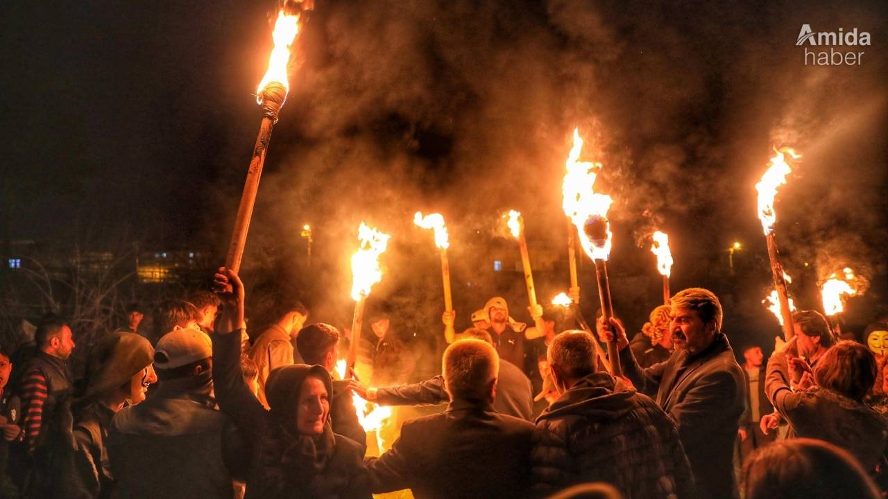 Diyarbakır'da meşalelerle Newroz'u kutladılar