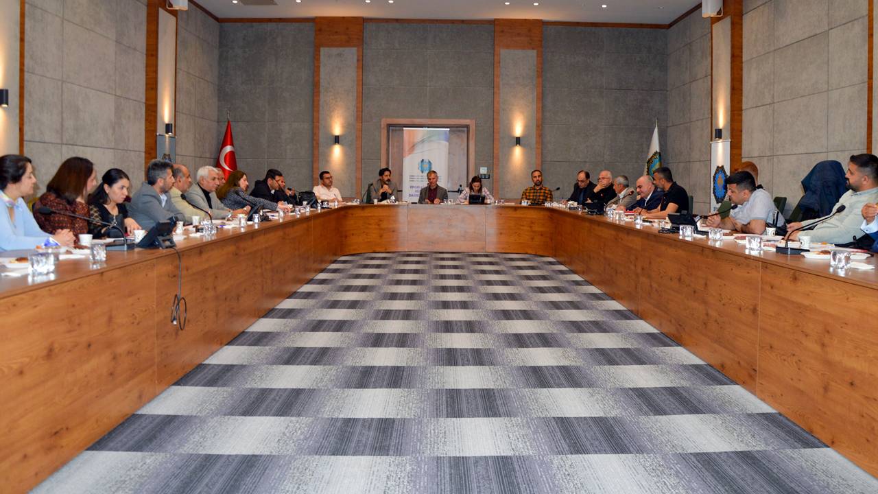 Diyarbakır’da 30 engelli derneğiyle toplantı