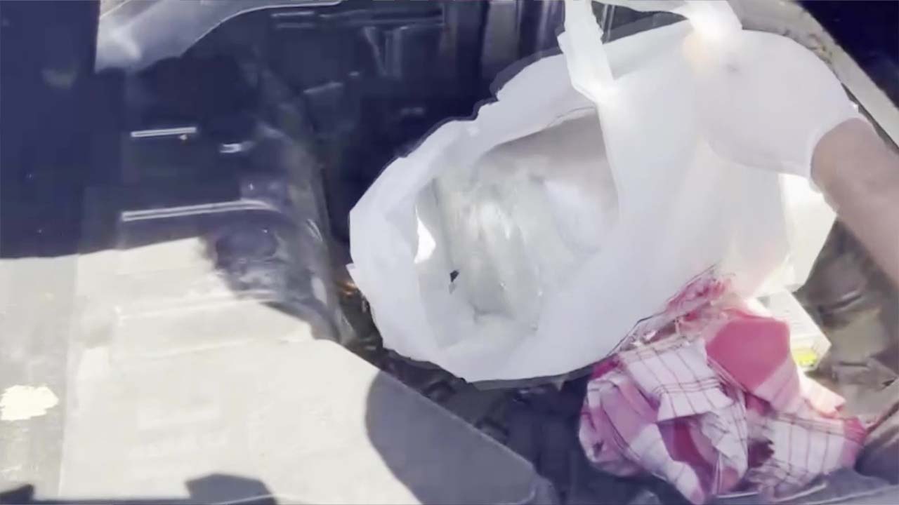 Adana’da yedek lastiğe 2 kilo uyuşturucu gizleyen şahıslar tutuklandı