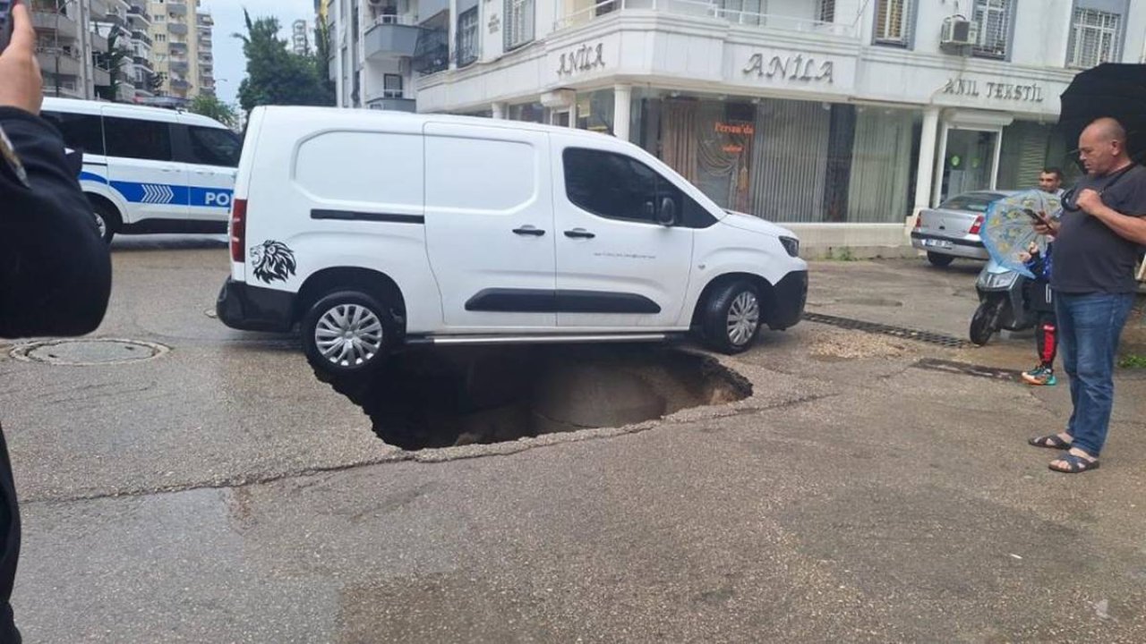 Adana’da şiddetli yağmur nedeniyle yol çöktü