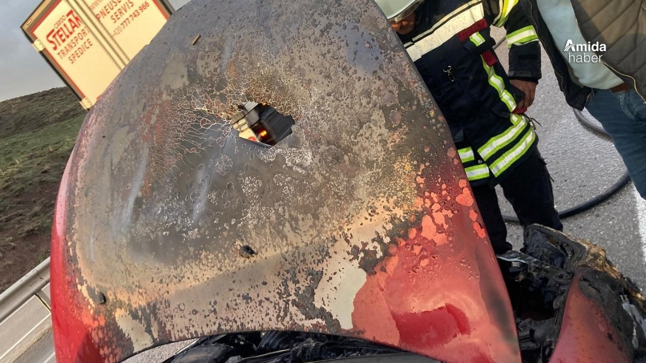 Erzurum'da seyir halindeki otomobil yandı