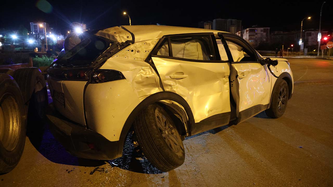 Elazığ'da tır ile otomobil çarpıştı: 4 kişi yaralandı