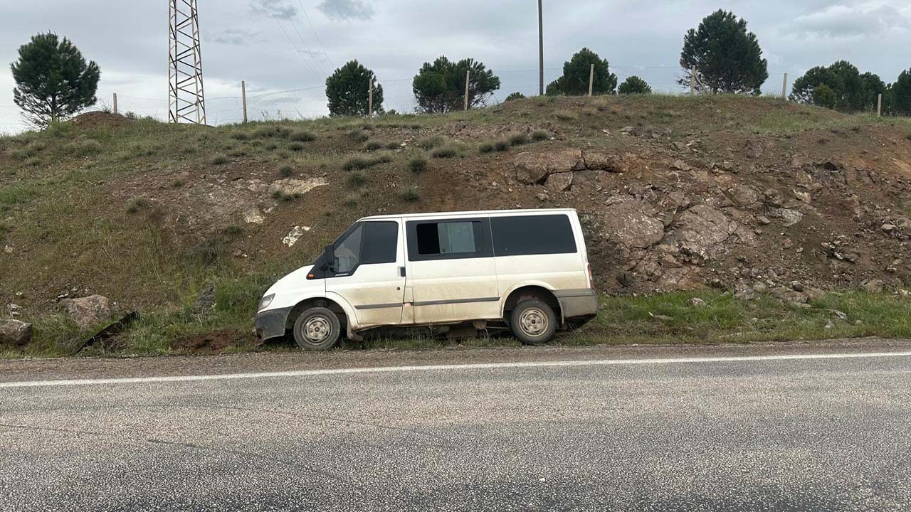 Adıyaman’da minibüs şarampole savruldu: 3 yaralı