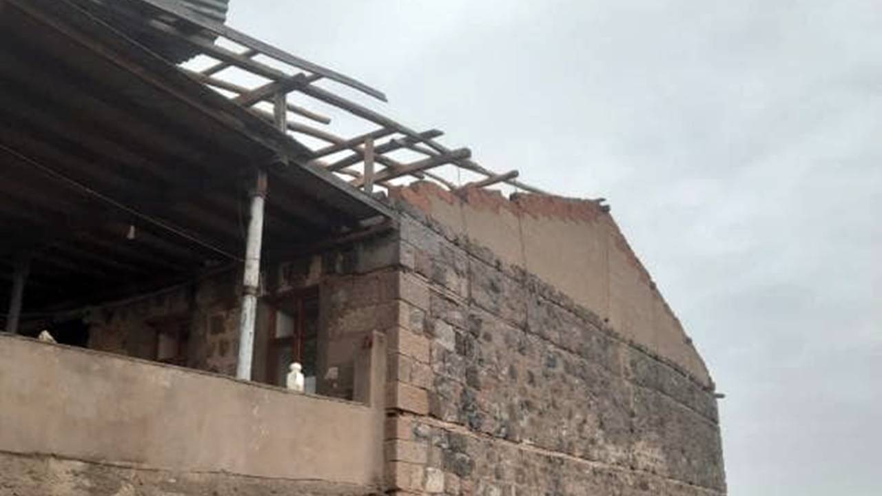 Elazığ’da fırtına ahırın çatısını uçurdu