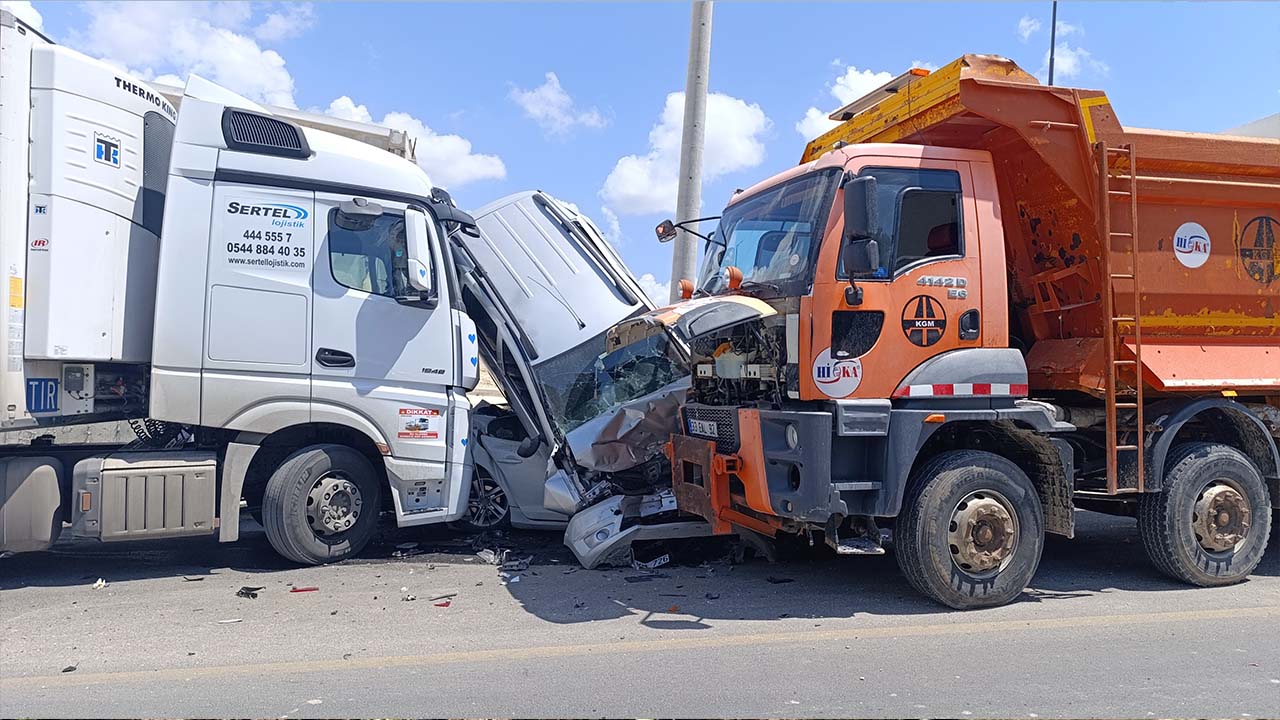 Mersin’de feci kaza: Kamyon yoldan çıktı önüne gelen taşıtı ezdi