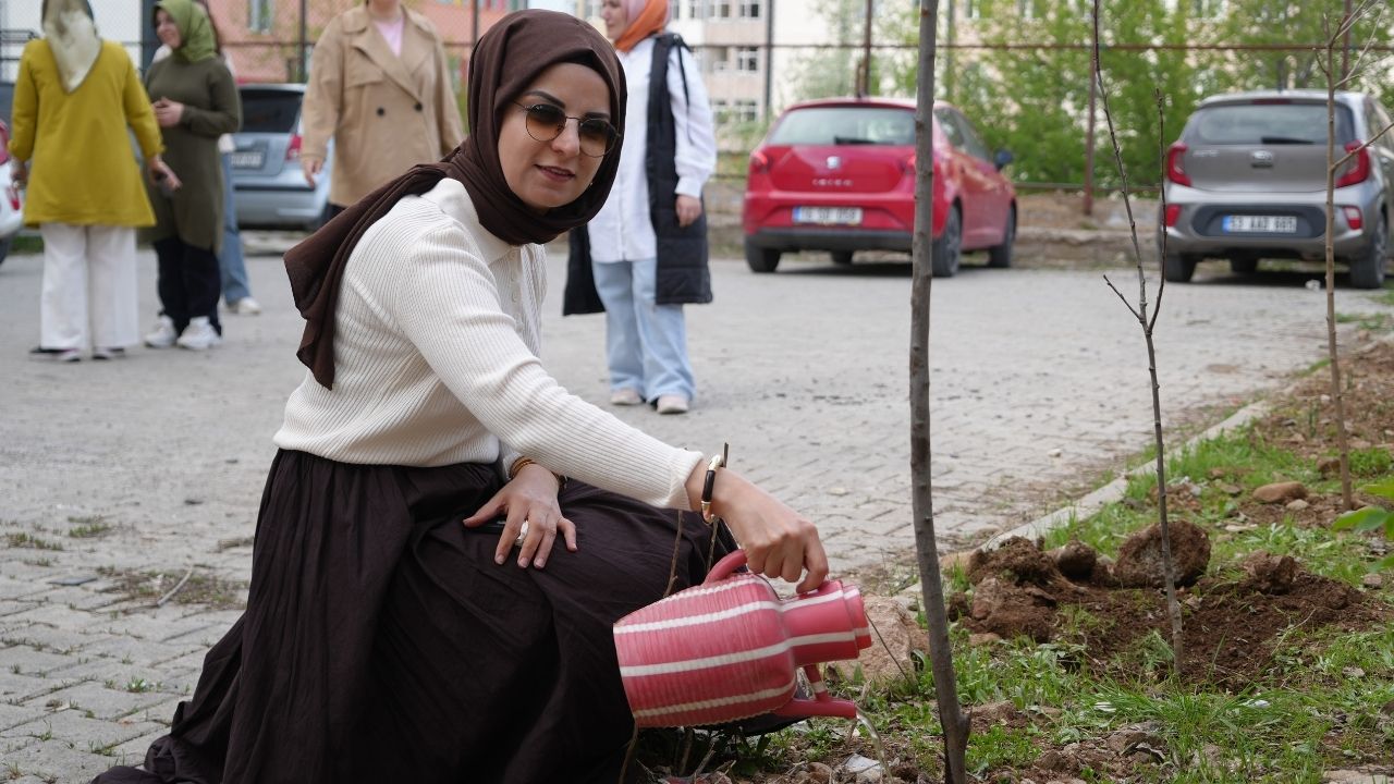 Muş'ta kadın öğretmenler doğaya nefes oldu