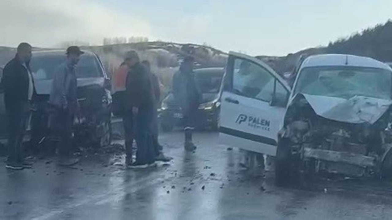 Otomobiller kafa kafaya çarpıştı: 4 yaralı