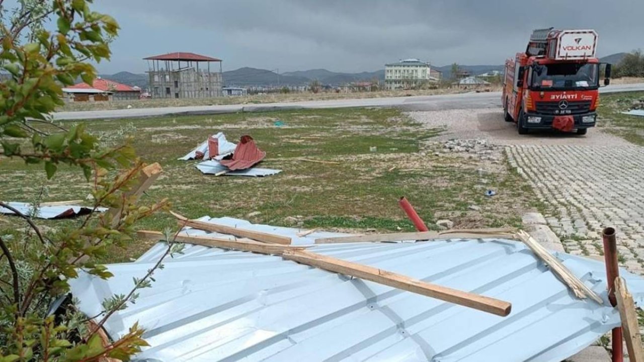 Van’da itfaiye ekiplerinin fırtına mesaisi!