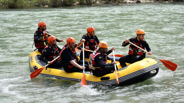 Batman'da bahar şenliğinde rafting yapıldı