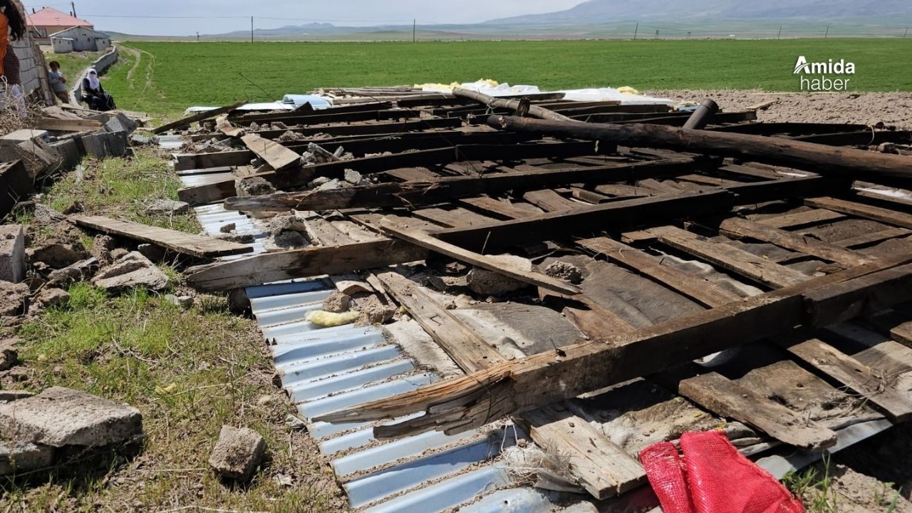 Bitlis’te fırtına çatıları uçurdu