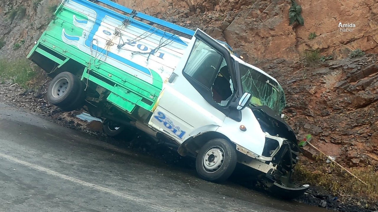 Hakkari’de kamyonet kayalığa çarptı: 1 ölü, 1 yaralı