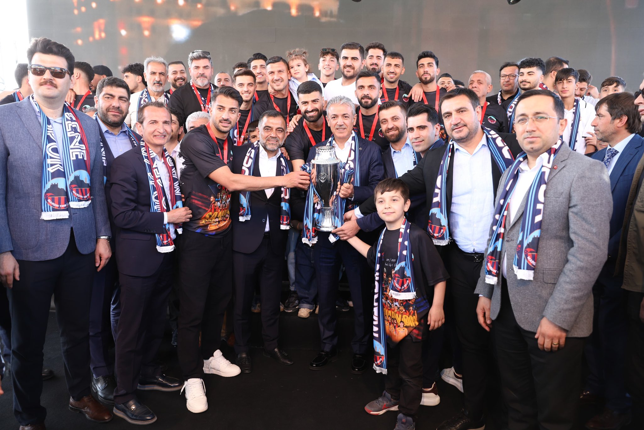 Şampiyon Mardinspor kupasını aldı