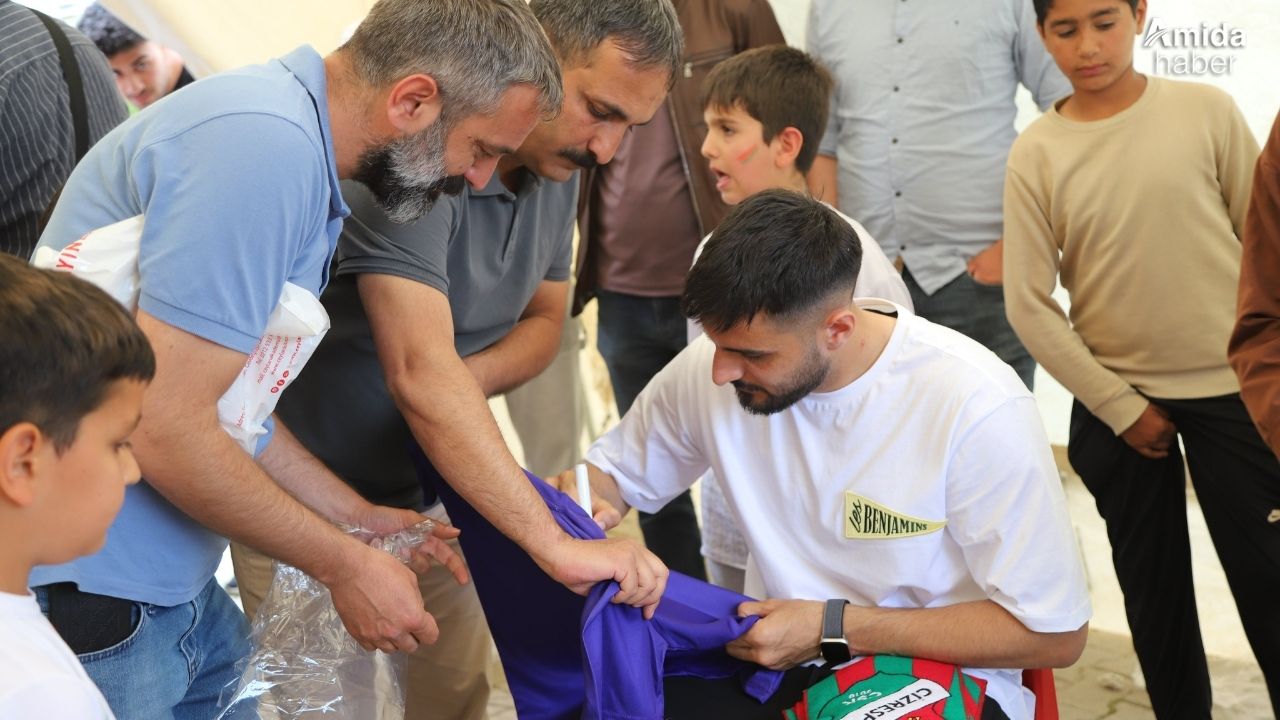 Amedspor’un stoperi forma imzaladı, kitap dostlarıyla buluştu