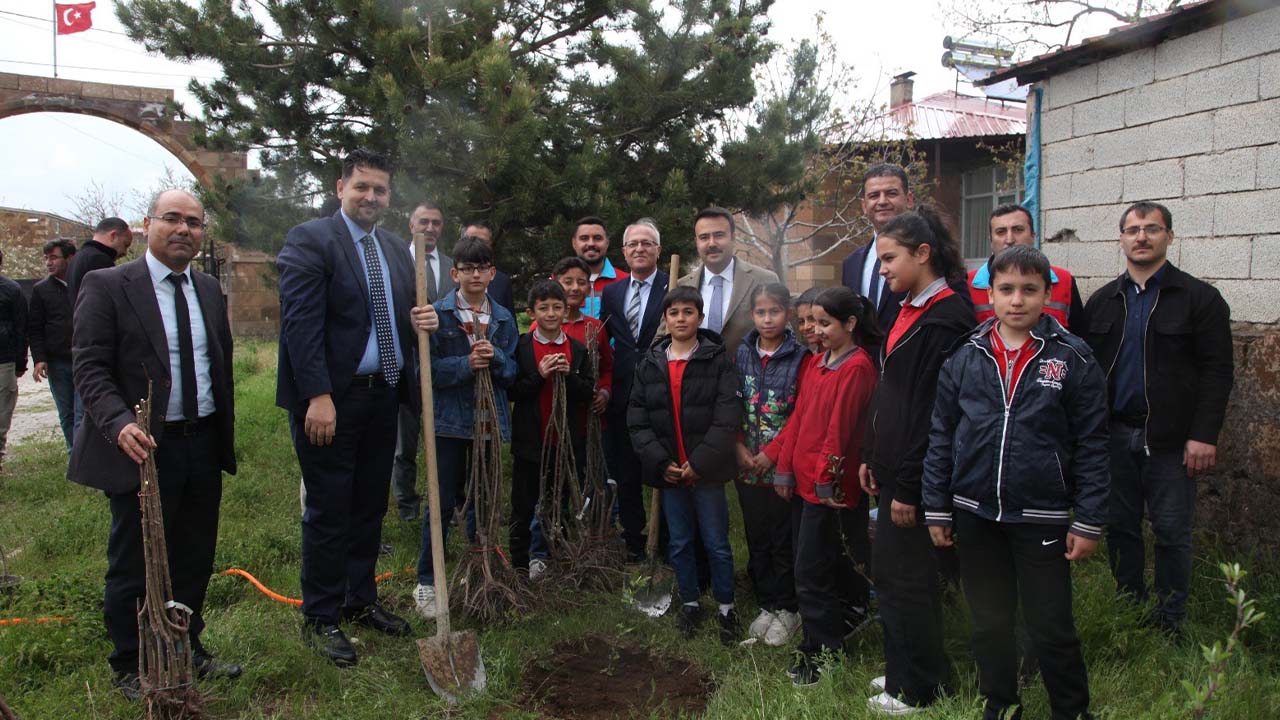 Bitlis’te öğrencilere 2 bin meyve fidanı dağıtıldı