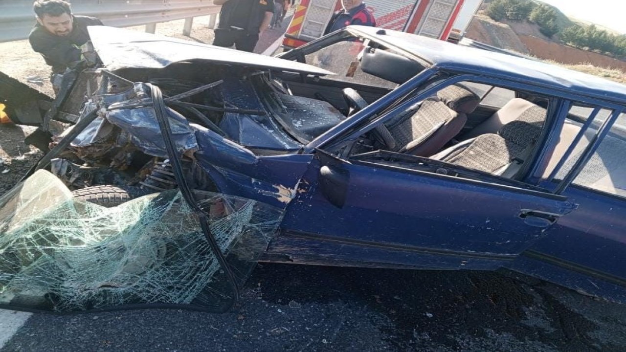 Diyarbakır’da bariyerlere çarpan araç kullanılamaz hale geldi