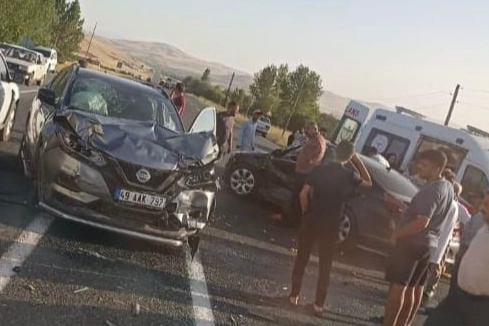 Bingöl'de iki araç çarpıştı: 2'si ağır 7 yaralı