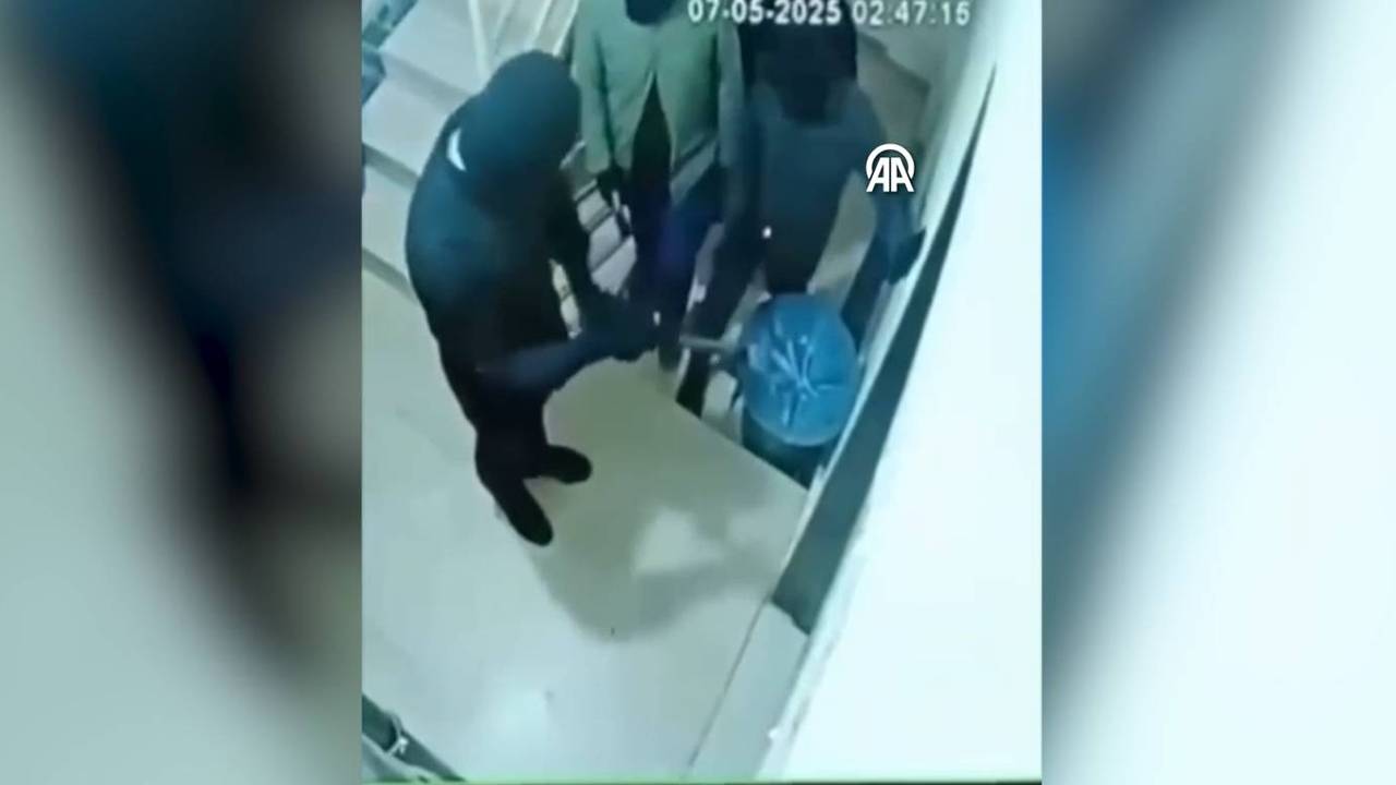 Maskeli kişiler evin kapısını çekiç ve baltayla kırdılar