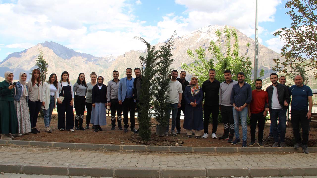 Hakkari’de öğrenciler fidan dikti