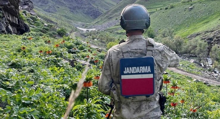 Hakkari'de jandarma ters lale nöbetinde