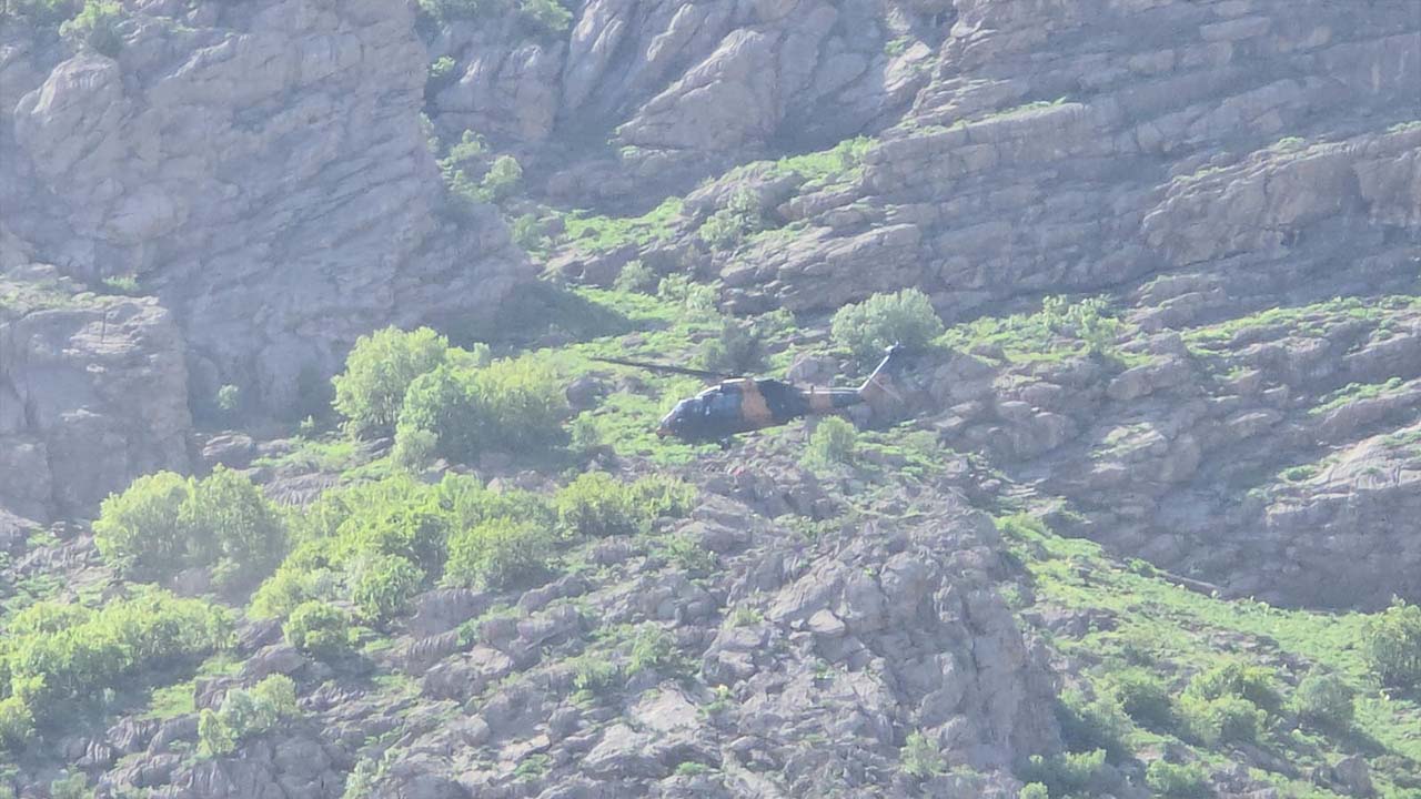 Hakkari’de pancar toplarken ayağını kıran yaşlı adam helikopterle kurtarıldı