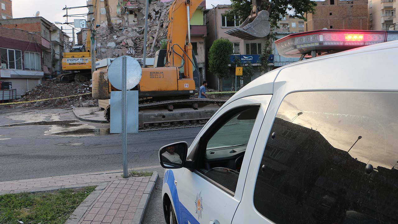Diyarbakır'da depremden hasar gören yapıların yıkımı sürüyor
