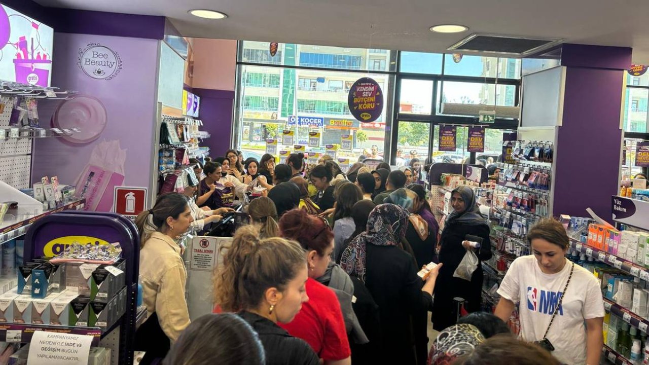 Diyarbakır’da izdiham: Kadınlar rafları boşalttı