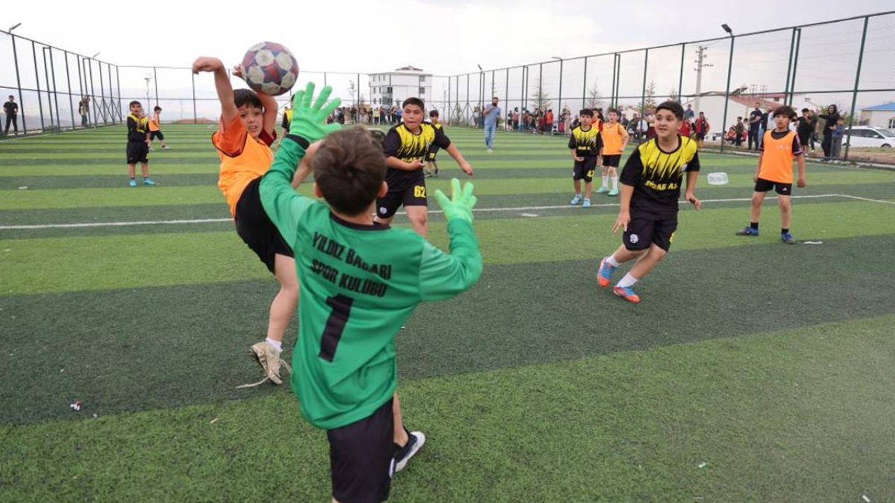 Elazığ’da minikler futbol turnuvasında yarıştı