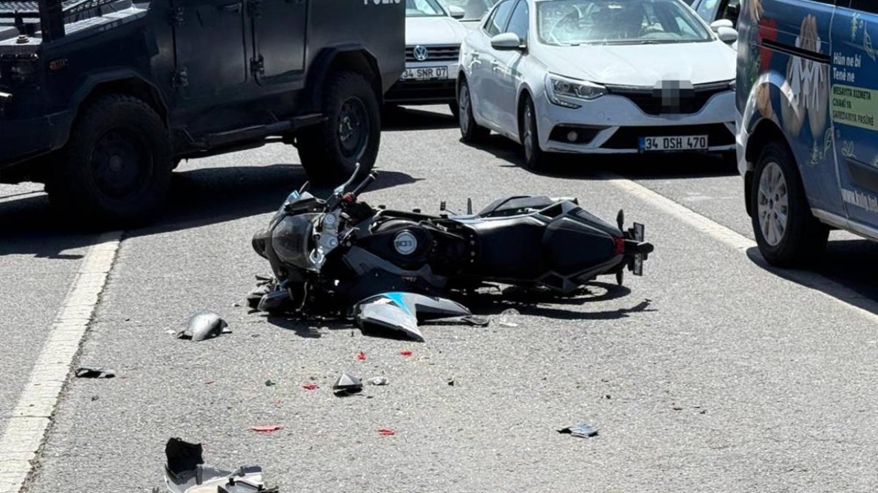 Diyarbakır'da motosiklet otomobile çarptı: 2 yaralı