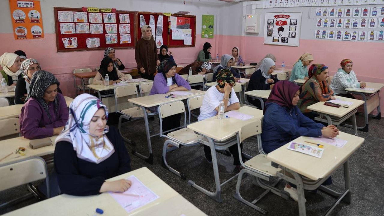 Mardin’de anneler okuma yarışmasına girdi, çocuklar bekledi