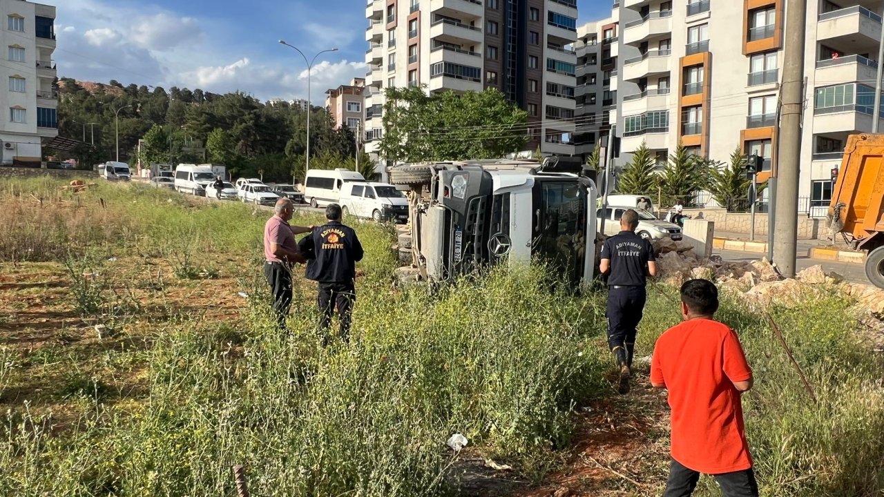 Adıyaman'da hafriyat yüklü kamyon devrildi: 1 yaralı