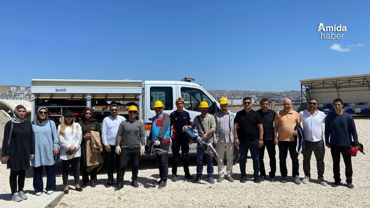 Elazığ’da enkazda arama ve kurtarma eğitimi devam ediyor