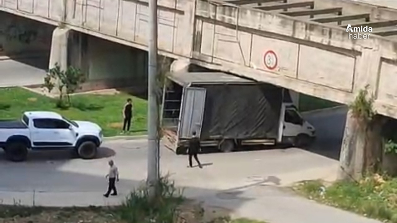 Mersin’de kamyonet köprü altına sıkıştı