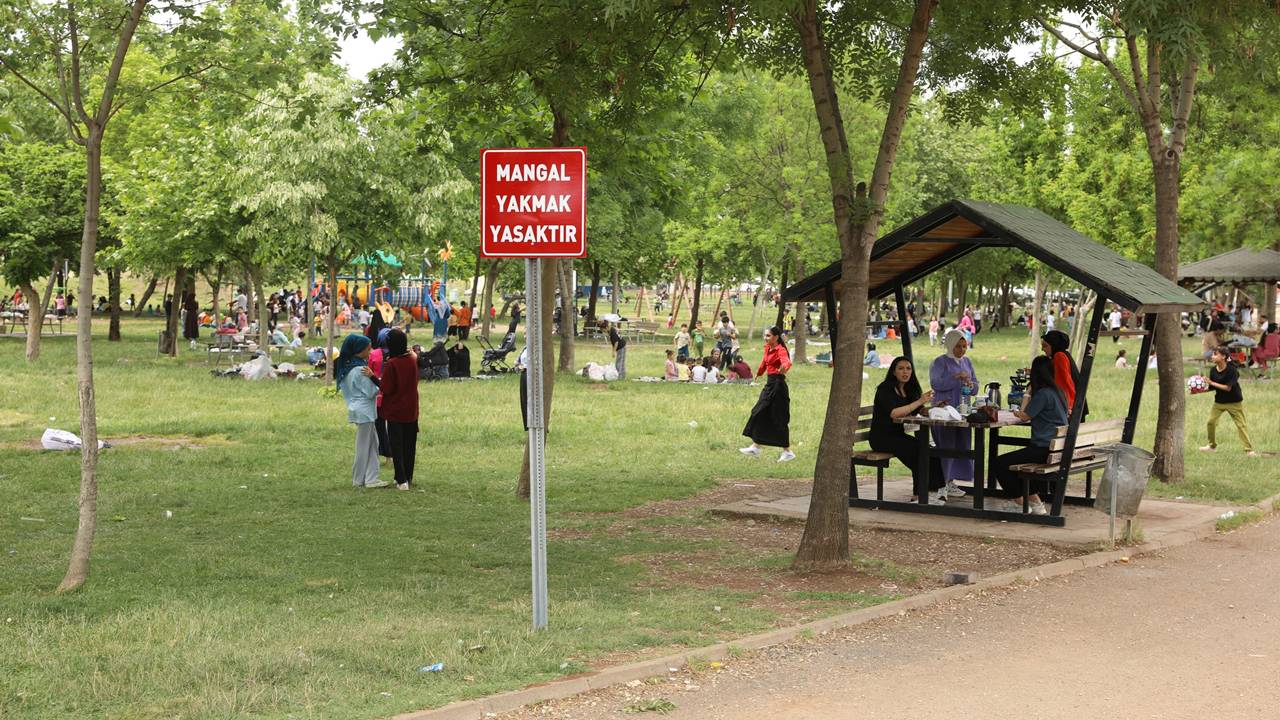 Diyarbakır Newroz Park'a mangal denetimi: Levhalar takıldı