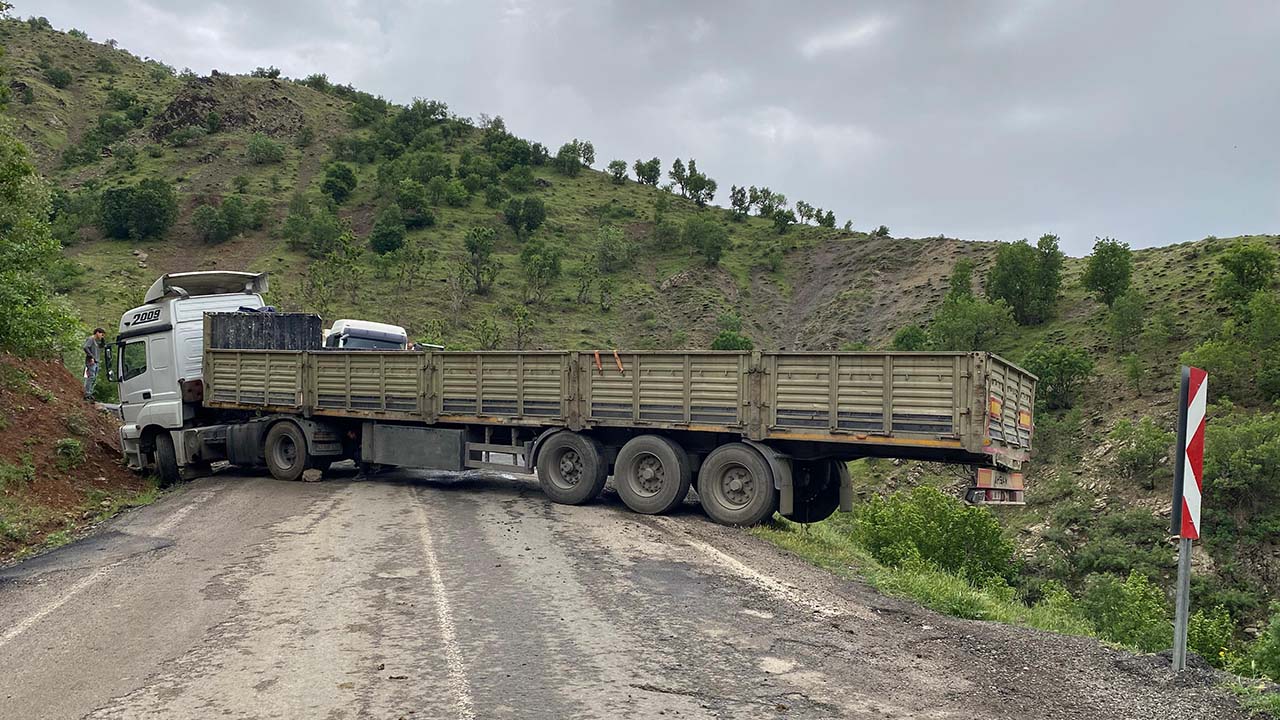 Hakkari’de mahsur kalan tırı vatandaşlar kurtardı