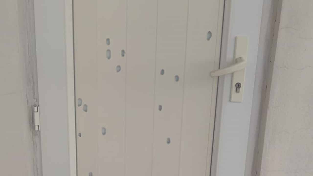 Batman’da yağan dolu balkon kapısını deldi