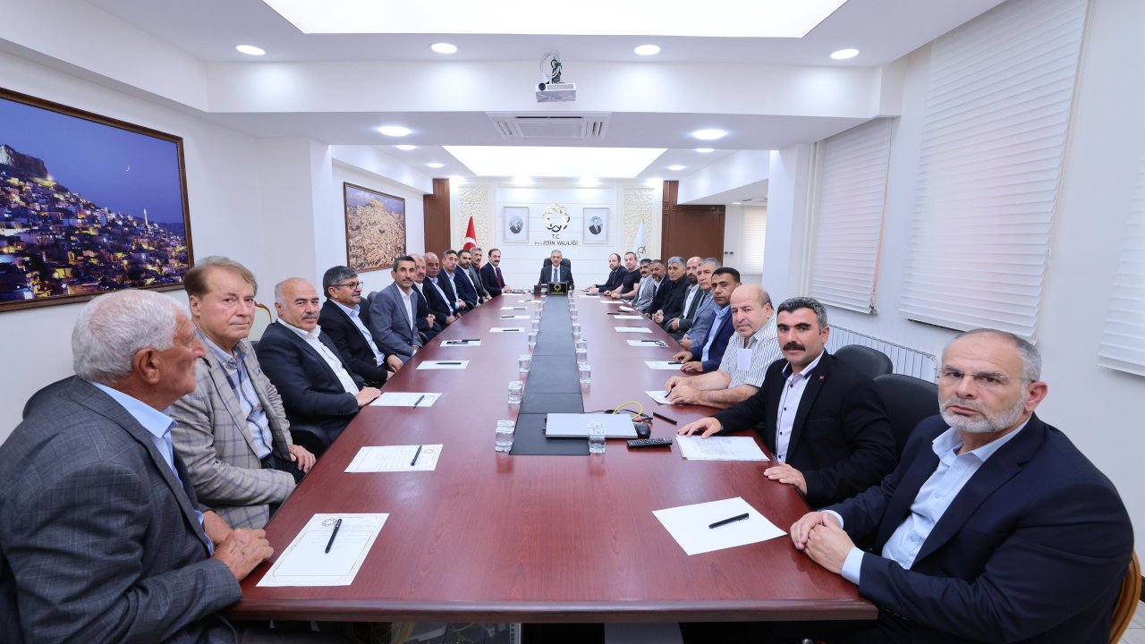 Mardin Valisi Akkoyun muhtarlarla bir araya geldi