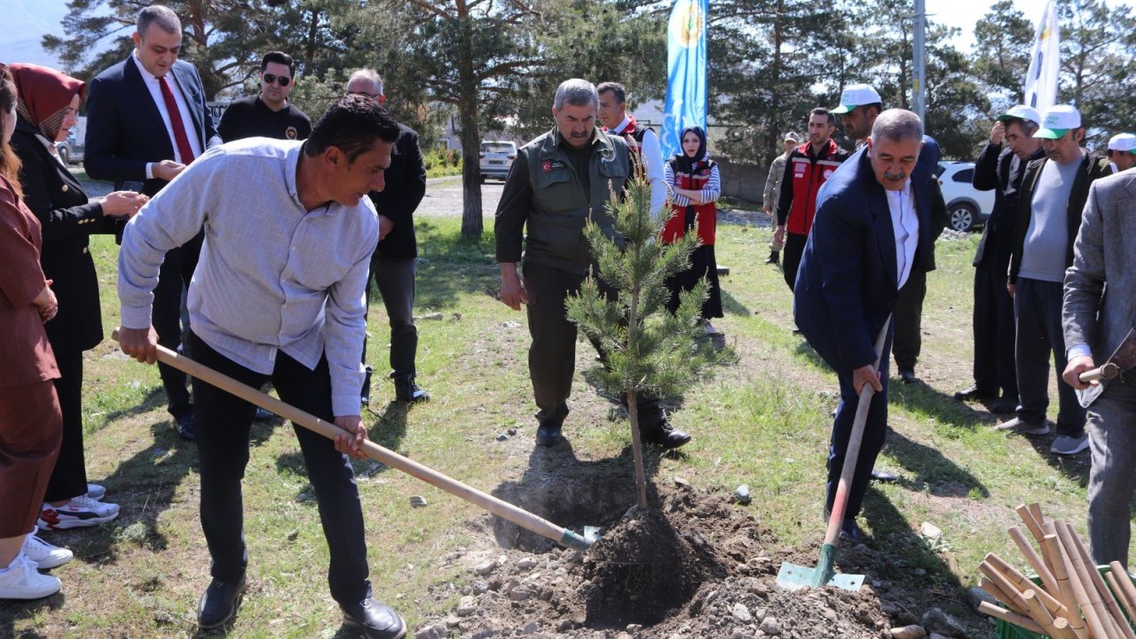 Erzincan'da fidanlar toprakla buluştu