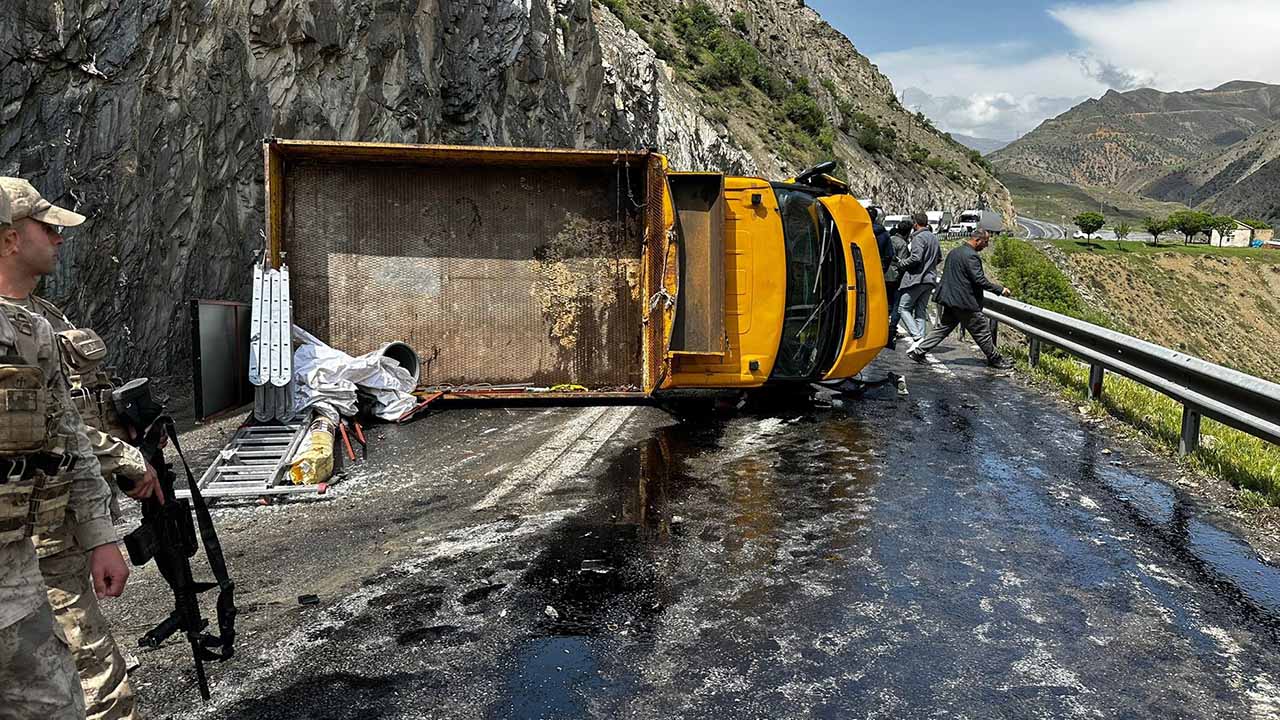 Hakkari-Van yolunda trafik kazası: 2 kişi yaralandı