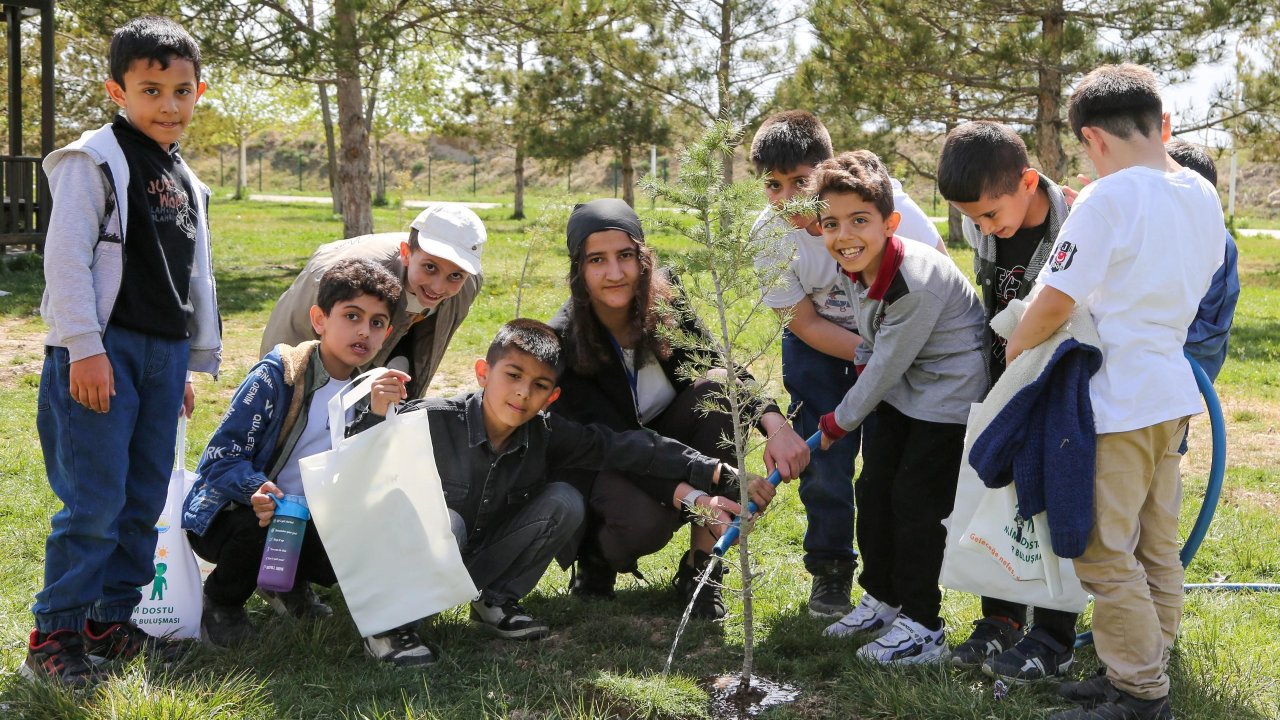 Van'da öğrenciler iklim değişikliğine dikkat çekmek için fidan dikti