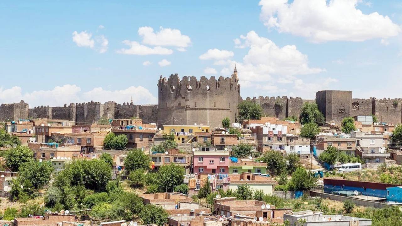 Diyarbakır’daki kurumda çalışanlar elbiseleri iade edecek!