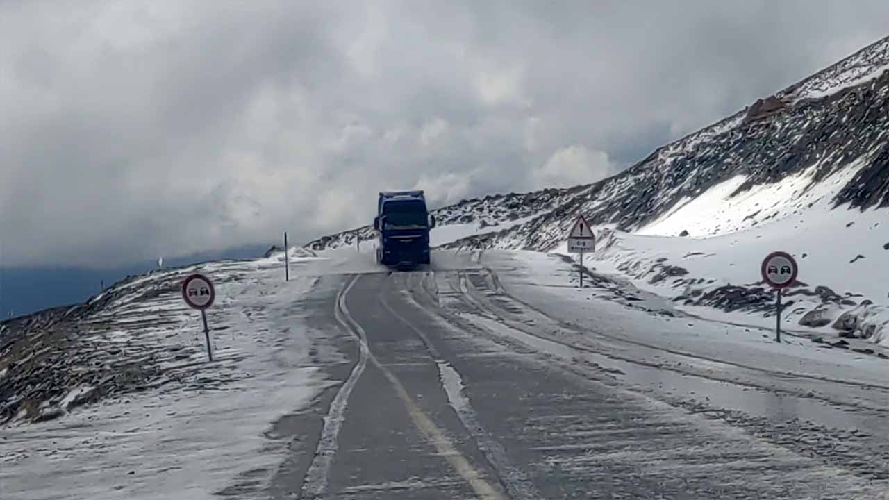 Van- Bahçesaray yolunda Mayıs karı etkili oldu