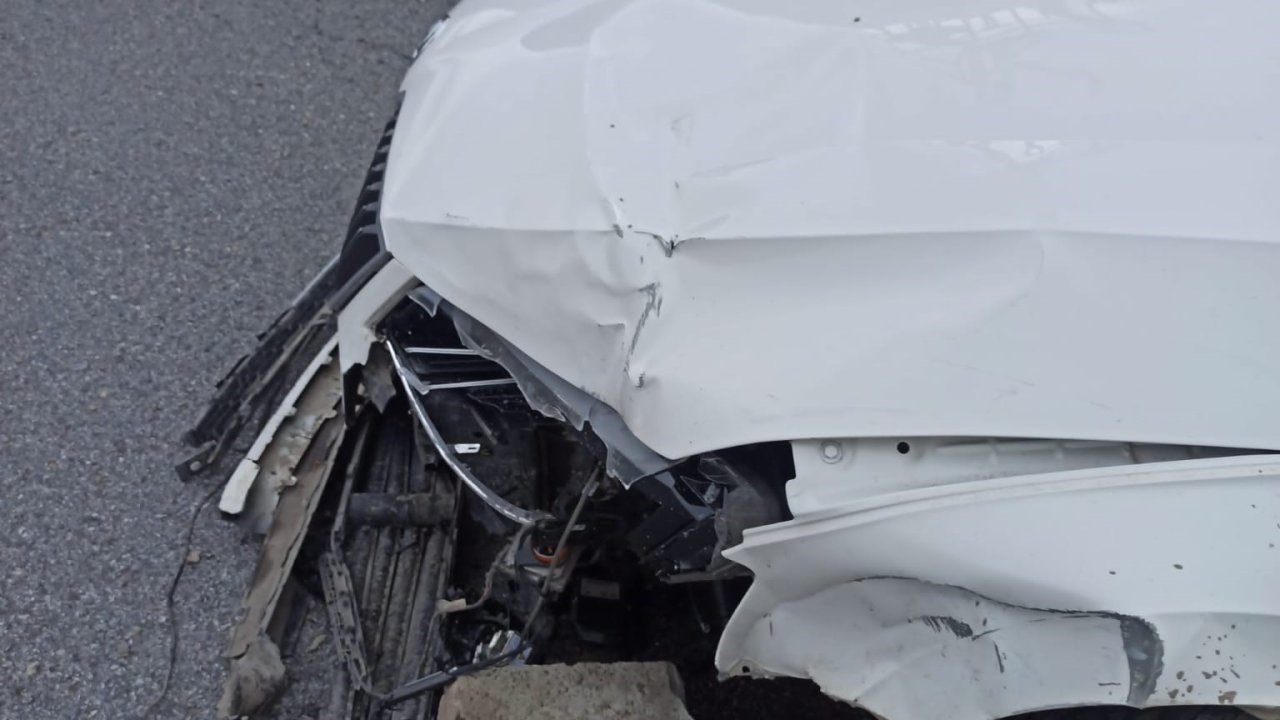Van'da otomobil refüje çarptı: 2 yaralı