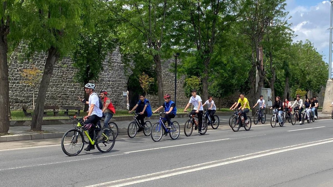 Diyarbakır’da gençler pedal çevirdi