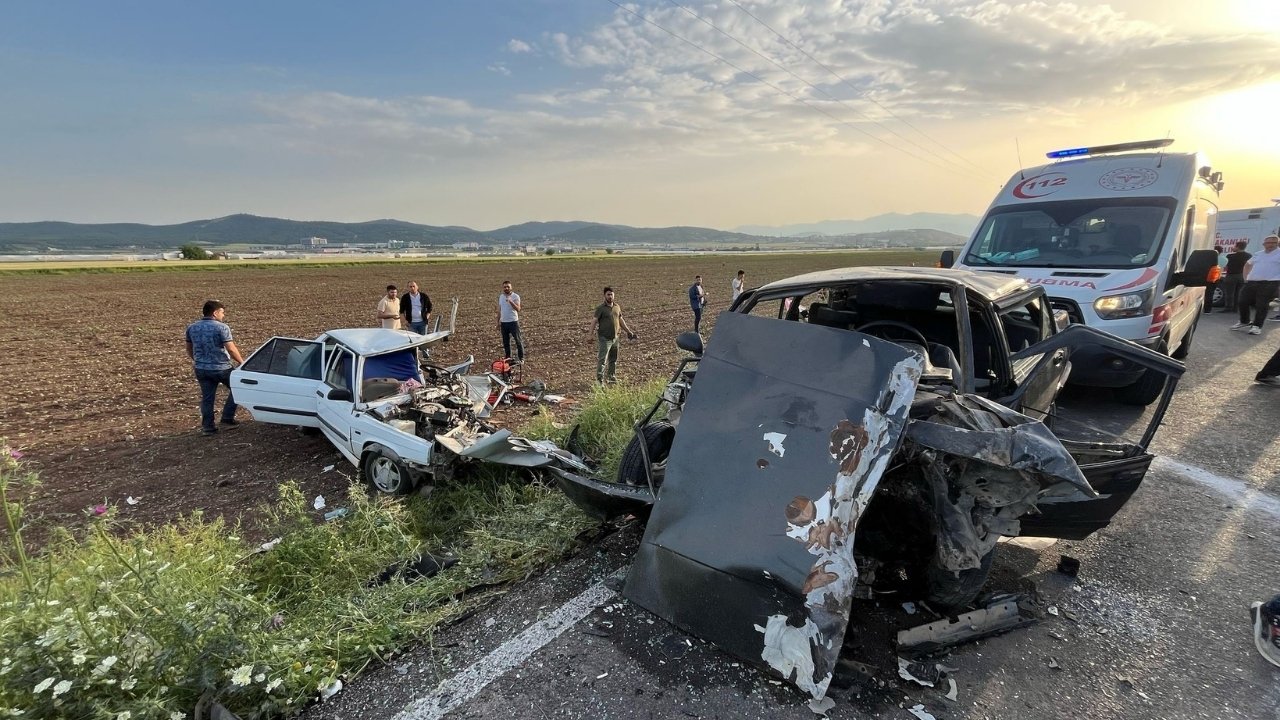 İki otomobil kafa kafaya çarpıştı: 6 yaralı