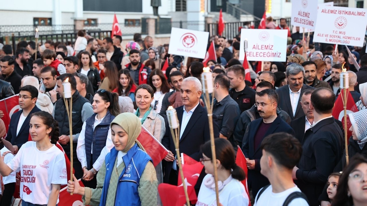 Muş'ta meşaleli gençlik yürüyüşü yapıldı