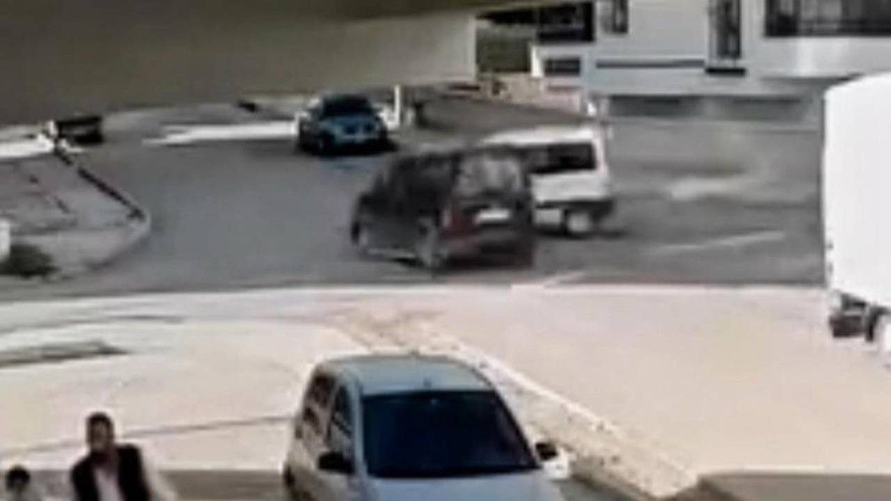 Elazığ’da araçlar kafa kafaya çarpıştı