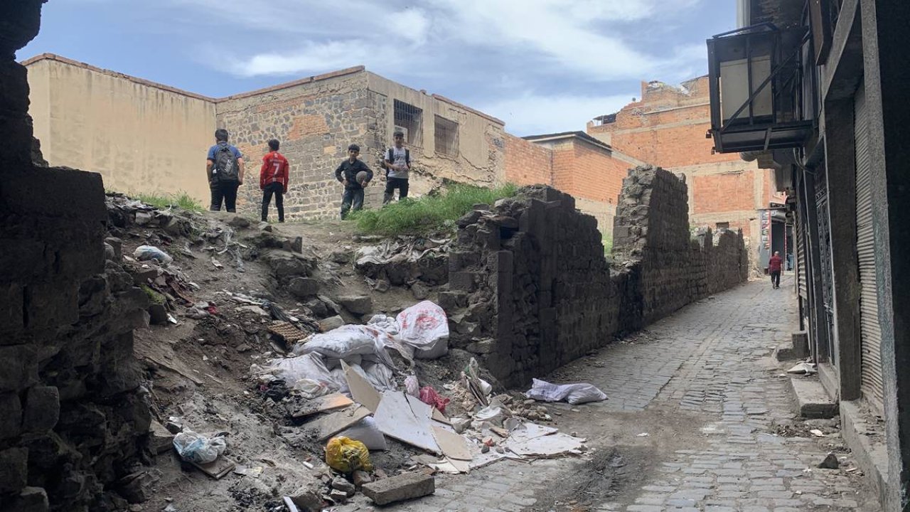 Diyarbakır’da terk edilmiş bina çöplüğe döndü