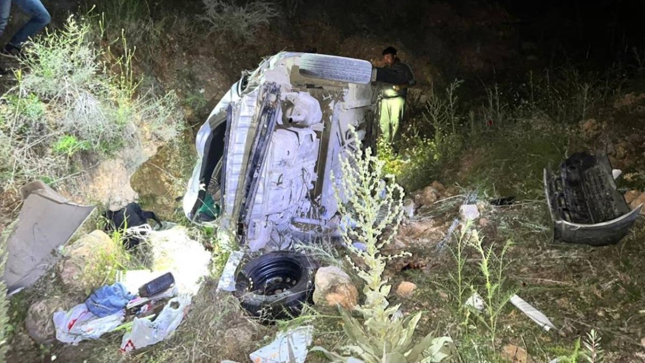 Adıyaman’da şarampole yuvalanan araçta 2 kişi yaralandı