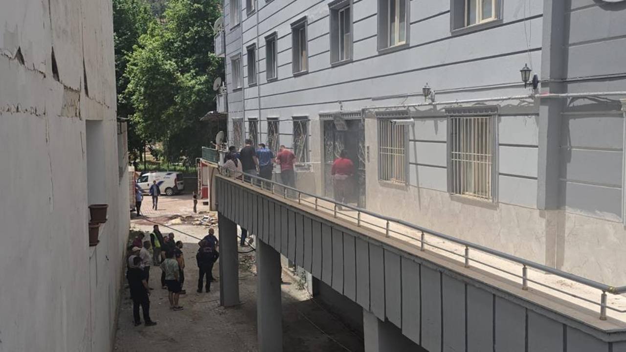 Gaziantep’te büyük sorumsuzluk: Binayı yakıyorlardı
