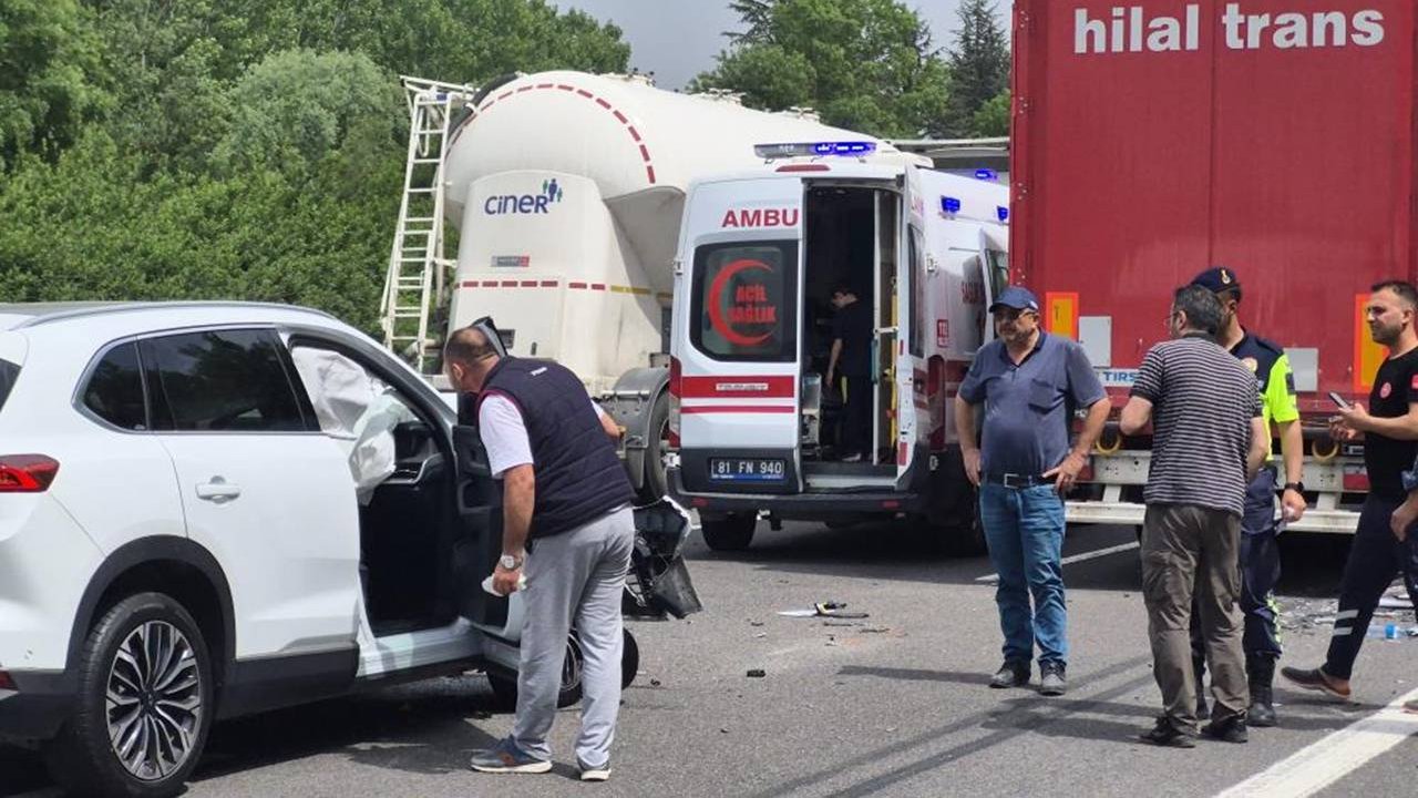 Otoyoldaki zincirleme kazada 4 kişi yaralandı